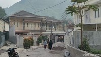 Rumah-rumah mewah yang ada di Kampung Pangauban, adalah simbol kesuksesan para sultan di sana. Tak mengherankan. Sebab, mereka kabarnya bisa meraup omzet hingga ratusan juta rupiah per bulannya, dari memasarkan tas ke seluruh Indonesia. 