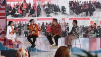 Direktur Eksekutif Shopee Indonesia, Handhika Jahja (kanan),  Penjual Ekspor Shopee Pemilik Kevasco Official, Kevin Naftali (kedua kanan) dan Penjual Ekspor Shopee Pemilik Zahra27, Achmad Latif (kiri) saat acara Gerakan Ekspor UMKM Shopee Serentak 10 Kota di Kampus UMKM Shopee Ekspor Jakarta, Rabu (26/7/2023). 