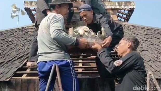 Melihat Prosesi Penurunan Kubah Masjid Kuno Bondan Indramayu