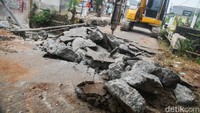 Satu unit breaker excavator dikerahkan di proyek jembatan.