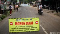 Plang pemberitahuan pengalihan lalin dipasang di Jalan Ki Hajar Dewantoro.