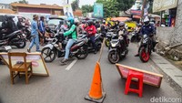 Lalin ke arah Jalan Bangau tampak tersendat.