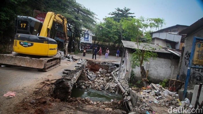 Proyek Jembatan, Jl Ki Hajar Dewantoro Ciputat ke Bintaro Ditutup 4 Bulan Jalan Ki Hajar Dewantoro arah Bintaro ditutup sekitar 4 bulan imbas proyek peninggian jembatan Kali Ciputat, Tangsel. Tujuan peninggian untuk mencegah banjir.