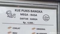 Satu buah pukis dibanderol harga Rp 4.000 untuk 10 varian, seperti cokelat, keju, kacang, kismis, nanas, original, blueberry, cokelat keju, cokelat kacang, dan selai durian. Sedangkan, pukis ovomaltine dan double keju dibanderol Rp 6.000. Foto: detikFood/Yenny Mustika Sari