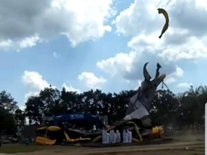 Puting Beliung Robohkan Tenda Peringatan Hari Koperasi di Alun-alun Jember