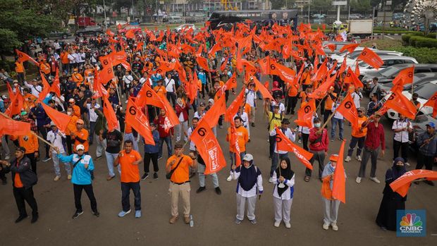 Ratusan pekerja yang tergabung dalam Partai Buruh dan Konfederasi Serikat Pekerja Seluruh Indonesia (KSPSI) melakukan aksi unjuk rasa di kawasan Patung Kuda, Monas, Jakarta, Rabu (26/7/2023). (CNBC Indonesia/Faisal Rahman)