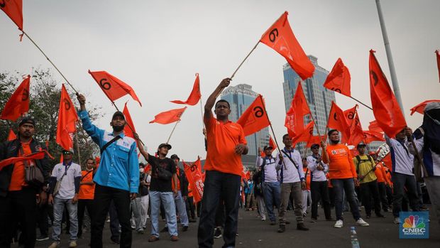 Ratusan pekerja yang tergabung dalam Partai Buruh dan Konfederasi Serikat Pekerja Seluruh Indonesia (KSPSI) melakukan aksi unjuk rasa di kawasan Patung Kuda, Monas, Jakarta, Rabu (26/7/2023). (CNBC Indonesia/Faisal Rahman)