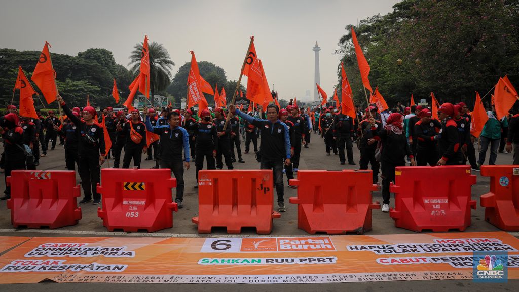 Ratusan pekerja yang tergabung dalam Partai Buruh dan Konfederasi Serikat Pekerja Seluruh Indonesia (KSPSI) melakukan aksi unjuk rasa di kawasan Patung Kuda, Monas, Jakarta, Rabu (26/7/2023). (վ/Faisal Rahman)
