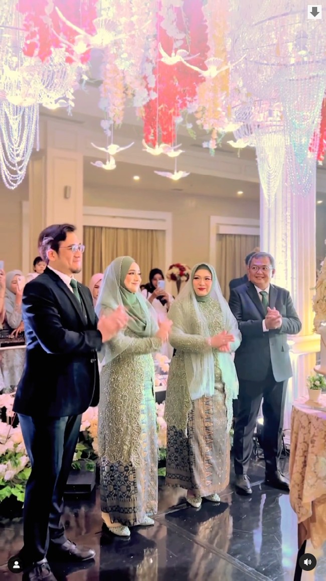 Begini potret kebahagiaan dua keluarga yang telah dipersatukan cinta tersebut. Foto: Instagram @jatrabpp