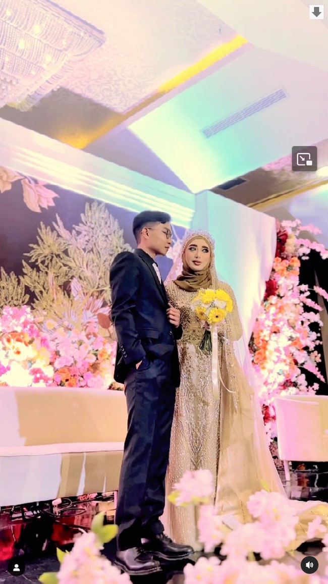 Dalam foto dan video beredar, wanita 23 tahun tersebut terlihat cantik di hari bahagianya. Anataya mengenakan gaun pengantin bernuansa cokelat muda. Foto: Instagram @jatrabpp