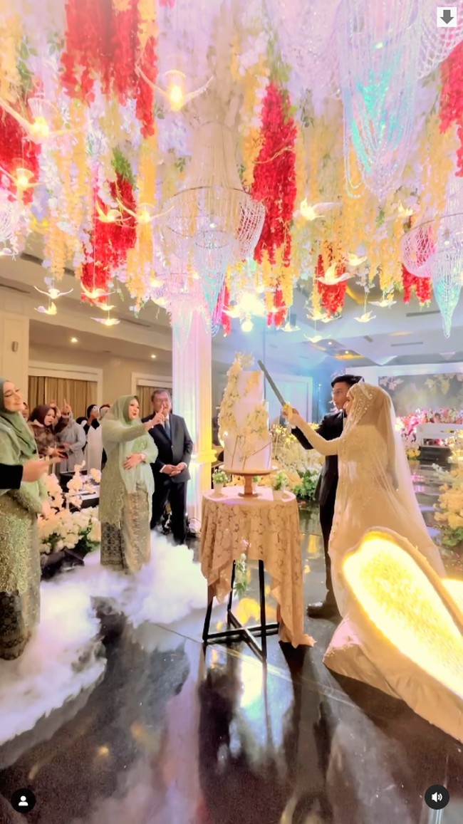 Tengku Anataya semakin menawan dalam pesta pernikahannya dengan ball gown berdetail peplum. Penampilannya pun semakin bak ratu sehari karena dilengkapi dengan mahkota dan veil. Foto: Instagram @jatrabpp