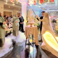 Tengku Anataya semakin menawan dalam pesta pernikahannya dengan ball gown berdetail peplum. Penampilannya pun semakin bak ratu sehari karena dilengkapi dengan mahkota dan veil. Foto: Instagram @jatrabpp