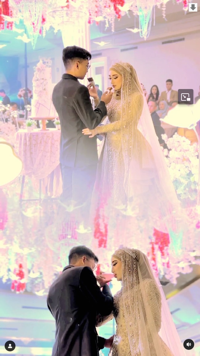 Begini potret mesra Tengku Syaira Anataya itu dengan pria bernama Jodi Andejo Koni yang sudah jadi suaminya dalam pesta pernikahan mereka. Foto: Instagram @jatrabpp