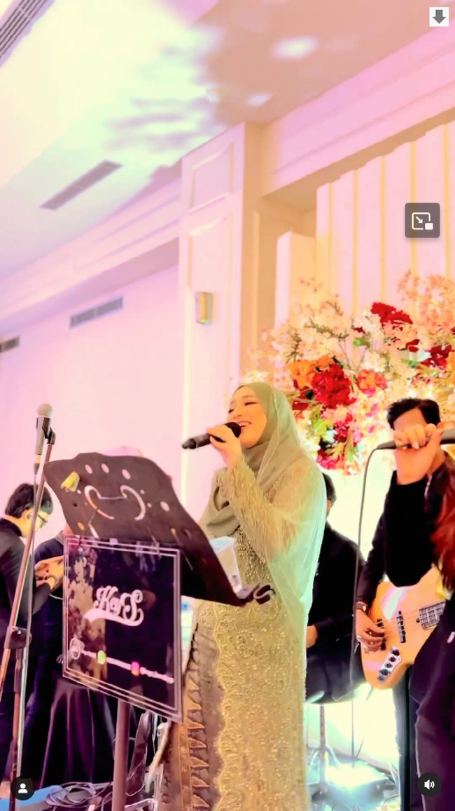 Cindy Fatika Sari bahkan terlihat ikut menyumbangkan lagu untuk merayakan pernikahan putrinya. Foto: Instagram @jatrabpp