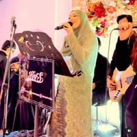 Cindy Fatika Sari bahkan terlihat ikut menyumbangkan lagu untuk merayakan pernikahan putrinya. Foto: Instagram @jatrabpp