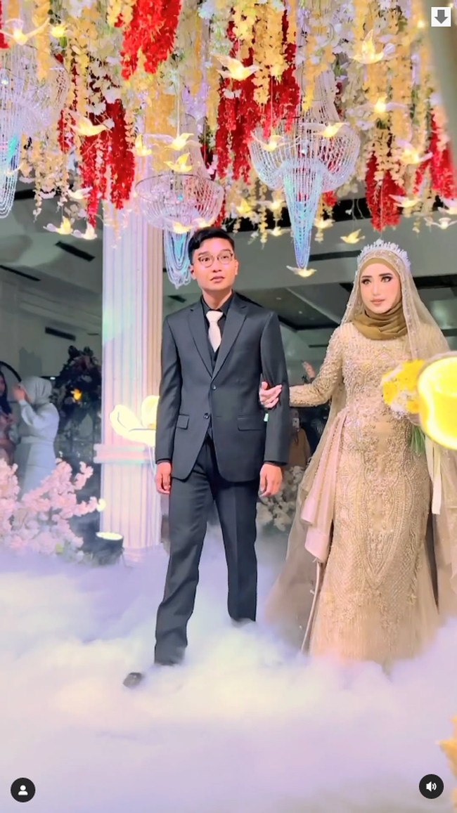 Tengku Anataya baru saja menggelar resepsi pernikahan setelah sebelumnya melakukan akad nikah pada Kamis, (20/7/2023). Anak sulung pasangan selebriti Cindy Fatika Sari dan Tengku Firmansyah tersebut terlihat melangsungkan pesta meriah di sebuah hotel.Foto: Instagram @jatrabpp