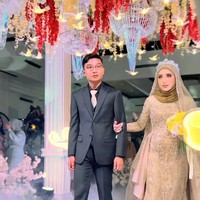 Tengku Anataya baru saja menggelar resepsi pernikahan setelah sebelumnya melakukan akad nikah pada Kamis, (20/7/2023). Anak sulung pasangan selebriti Cindy Fatika Sari dan Tengku Firmansyah tersebut terlihat melangsungkan pesta meriah di sebuah hotel.Foto: Instagram @jatrabpp