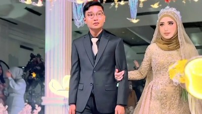 8 Foto Resepsi Pernikahan Anak Cindy Fatika Sari, Digelar di Hotel Mewah