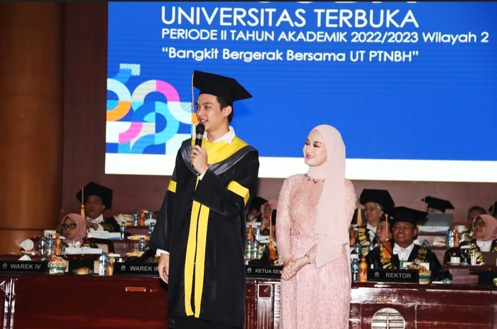 Rey Mbayang wisuda S1 Universitas Terbuka