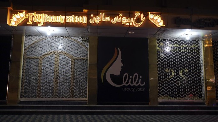 Ribuan Salon Kecantikan di Afghanistan Tutup untuk Selamanya A general view of closed beauty Salon is seen in the city of Kabul, Afghanistan, Tuesday, July 25, 2023. The Taliban announced Tuesday that all beauty salons in Afghanistan must now close as a one-month deadline ended, despite rare public opposition to the edict. (AP Photo/Siddiqullah Khan)