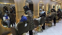 Taliban memutuskan untuk melarang salon kecantikan karena mereka menawarkan layanan yang dilarang oleh Islam dan menyebabkan kesulitan ekonomi bagi keluarga pengantin pria selama pesta pernikahan. AP/Rahmat Gul Taliban memutuskan untuk melarang salon kecantikan karena mereka menawarkan layanan yang dilarang oleh Islam dan menyebabkan kesulitan ekonomi bagi keluarga pengantin pria selama pesta pernikahan. AP/Rahmat Gul