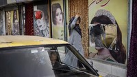 Taliban pada Selasa (25/7) mengumumkan bahwa semua salon kecantikan di Afghanistan sekarang harus ditutup karena tenggat waktu satu bulan berakhir. Sadiq Akif Mahjer, juru bicara Kebajikan dan Wakil Kementerian yang dikelola Taliban, tidak mengatakan apakah akan menggunakan kekerasan terhadap salon yang tidak patuh. AP/Bernat Armangue  