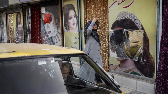 Ribuan Salon Kecantikan di Afghanistan Tutup untuk Selamanya FILE - A woman walks past a beauty salon with window decorations which have been defaced in Kabul, Afghanistan, Sunday, Sept. 12, 2021. The one-month dateline given to women beauty salons ban in Afghanistan ended Tuesday, July 25, 2023. Taliban say that beauty salons must stop their activities otherwise their licenses will be cancelled. Sadiq Akif Mahjer, the spokesman for the Taliban-run Virtue and Vice Ministry says Tuesday that if they do not obey the orders of the ministry, their licenses will be cancelled by the municipality. (AP Photo/Bernat Armangue, File)