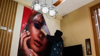 Setelah bertahun-tahun kerja keras dan investasi besar untuk membangun bisnis, wanita Afghanistan pada hari Senin (24/7) menutup salon kecantikan mereka untuk selamanya, sehari sebelum larangan Taliban terhadap salon untuk wanita mulai berlaku. REUTERS/Ali Khara Setelah bertahun-tahun kerja keras dan investasi besar untuk membangun bisnis, wanita Afghanistan pada hari Senin (24/7) menutup salon kecantikan mereka untuk selamanya, sehari sebelum larangan Taliban terhadap salon untuk wanita mulai berlaku. REUTERS/Ali Khara