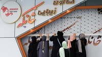 Dengan sedikit prospek mata pencaharian lain, lebih dari 60.000 wanita kemungkinan besar akan kehilangan pekerjaan dan 12.000 bisnis kecantikan kemungkinan besar akan tutup, menurut perkiraan industri. Kebijakan ini menambah tekanan pada ekonomi yang sudah dalam krisis. REUTERS/Ali Khara Dengan sedikit prospek mata pencaharian lain, lebih dari 60.000 wanita kemungkinan besar akan kehilangan pekerjaan dan 12.000 bisnis kecantikan kemungkinan besar akan tutup, menurut perkiraan industri. Kebijakan ini menambah tekanan pada ekonomi yang sudah dalam krisis. REUTERS/Ali Khara