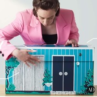 Penampakan rumah pertama Barbie muncul di salah satu konten YouTube Architectural Digest. Rumah tersebut hadir dalam bentuk boks karton yang dapat dibawa ke mana-mana. (Foto: YouTube/Architectural Digest)