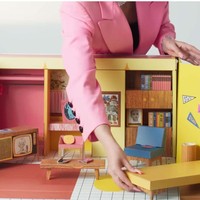 Interior menggambarkan tren pada masanya yang identik dengan nuansa retro. (Foto: YouTube/Architectural Digest)