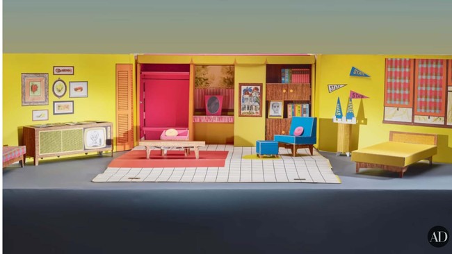 Kamu keliru jika berpikir rumah Barbie sudah serba pink sejak pertama kali. Buktinya, banyak sekali kombinasi palet cerah di luar pink yang mewarnai rumah ini. Mulai dari kuning hingga biru. (Foto: YouTube/Architectural Digest)