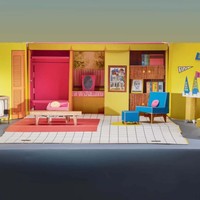 Kamu keliru jika berpikir rumah Barbie sudah serba pink sejak pertama kali. Buktinya, banyak sekali kombinasi palet cerah di luar pink yang mewarnai rumah ini. Mulai dari kuning hingga biru. (Foto: YouTube/Architectural Digest)