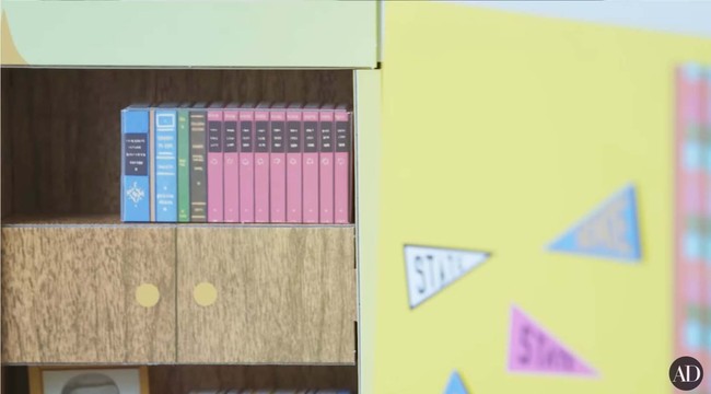 Pesan tersebut tersirat pada dekorasi bergambar buku-buku dan bendera universitas negeri. “Ini ide yang radikal untuk 1962. Barbie hidup sendiri di rumah, mandiri, wanita yang berpendidikan. Rumah ini lebih tentang narasi kebudayaan, meninggalkan cara lama demi mengejar impian,” katanya. (Foto: YouTube/Architectural Digest)