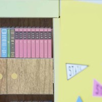 Pesan tersebut tersirat pada dekorasi bergambar buku-buku dan bendera universitas negeri. “Ini ide yang radikal untuk 1962. Barbie hidup sendiri di rumah, mandiri, wanita yang berpendidikan. Rumah ini lebih tentang narasi kebudayaan, meninggalkan cara lama demi mengejar impian,” katanya. (Foto: YouTube/Architectural Digest)