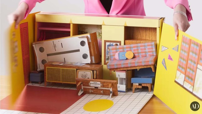 Boks tersebut berisi interior berukuran mini yang juga terbuat dari karton. Perabotan rumah dapat disusun sesuai keinginan. (Foto: YouTube/Architectural Digest)