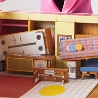 Boks tersebut berisi interior berukuran mini yang juga terbuat dari karton. Perabotan rumah dapat disusun sesuai keinginan. (Foto: YouTube/Architectural Digest)