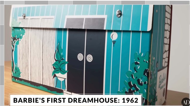 Barbie pertama dirilis pada 1959. Tiga tahun kemudian, Mattel yang merupakan produsen Barbie memperkenalkan rumah khusus boneka tersebut. (Foto: YouTube/Architectural Digest)