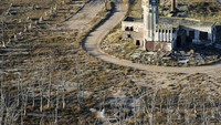 1. Villa Epecuén, Argentina Dilansir dari The Financial Express, villa Epecuén sempat menjadi kota wisata yang berkembang pesat, namun pada 1985 terjadi banjir dahsyat yang memakan banyak korban. Setelah air surut, muncul sebuah rumah dari reruntuhan yang ada.Foto: Rumah terpencil/Dok Financial Express