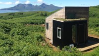 3. The Faraday Cabin, Skotlandia Terletak di pulau kecil di Skotlandia, The Faraday Cabin menawarkan hunian minimalis. Cabin ini tidak ada aliran listrik dan tidak ada sinyal.Foto: Rumah terpencil/Dok Financial Express