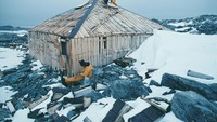 4. Rumah di Ujung Dunia, Antartika Rumah di ujung dunia ini terletak di tepian pantai terpencil di Antartika. Sir Douglas Mawson dan tim membangun rumah ini pada 1911-1914 saat melakukan ekspedisi Australasian Antartic Expedition. Foto: Rumah terpencil/Dok Financial Express  