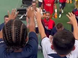 Momen Anak Kim Kardashian Diberi Jersey PSG oleh Neymar