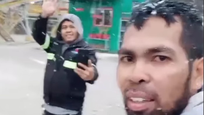 Salju turun di wilayah tambang PT Freeport Indonesia di Grasberg, Kabupaten Mimika, Papua Tengah.