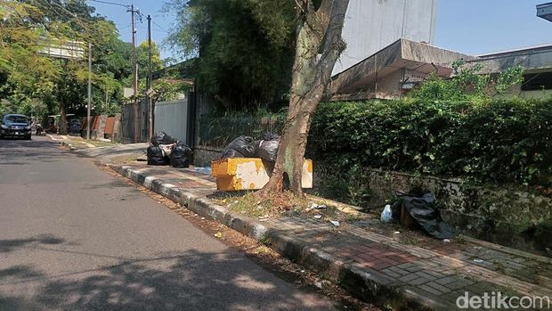 Sampah tak biasa di Jalan Patuha Kota Bandung.