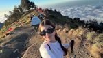 5 Potret Sarah Keihl Berhasil ke Puncak Gunung Rinjani