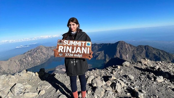5 Potret Sarah Keihl Berhasil ke Puncak Gunung Rinjani