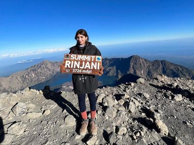 5 Potret Sarah Keihl Berhasil ke Puncak Gunung Rinjani