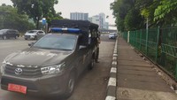 Mobil Satpol PP terparkir di depan pintu masuk hutan kota di Jaktim. Satpol PP ditugaskan untuk menjaga Hutan Kota Cawang selama 24 jam (Kurniawan-detikcom)