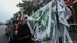 Satpol PP Tertibkan Ratusan Bendera Partai di Pasar Minggu