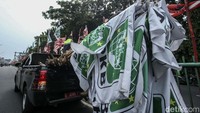 Ratusan bendera partai ditertibkan petugas. 